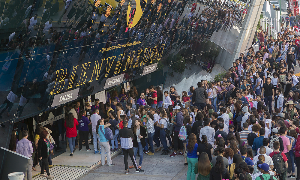 Grandes personajes literarios asistieron al quinto día de la FIL